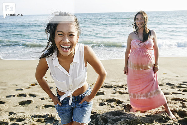 Lachende Frauen am Strand