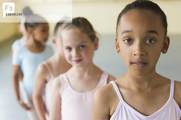 Mädchen stehen in einer Reihe im Ballettstudio