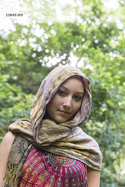 Porträt einer kaukasischen Frau mit Kopftuch