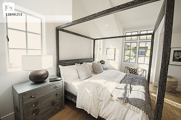 Himmelbett im modernen Schlafzimmer