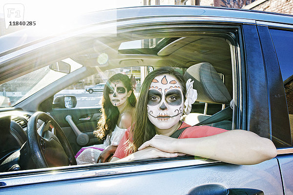 Frauen im Auto mit Totenkopf-Gesichtsbemalung