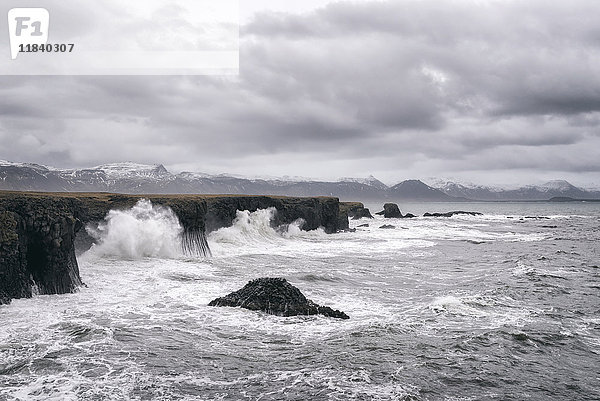 Meereswellen plätschern an Klippen  Hellissandur  Halbinsel Snaellsnes  Island