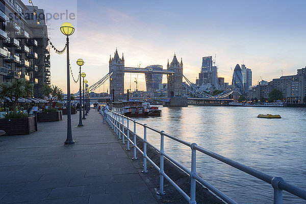 Tower Bridge und City of London Skyline von Butler's Wharf bei Sonnenuntergang  London  England  Vereinigtes Königreich  Europa