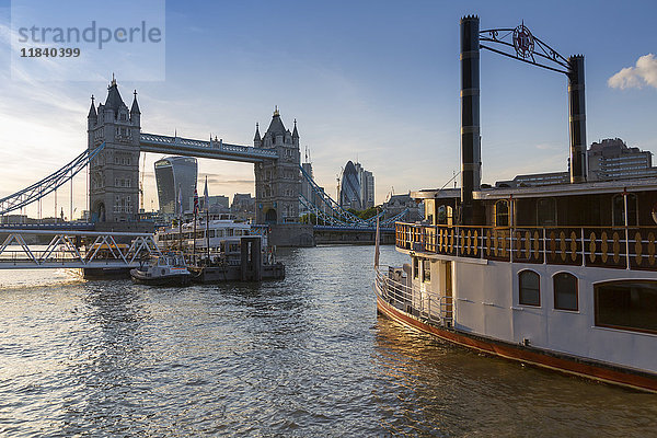 Tower Bridge  traditionelles Flussschiff und Skyline der Stadt London von Butler's Wharf  London  England  Vereinigtes Königreich  Europa