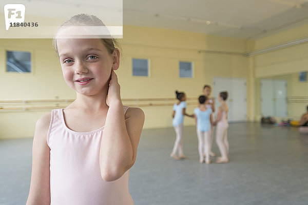 Porträt eines lächelnden Mädchens im Ballettstudio