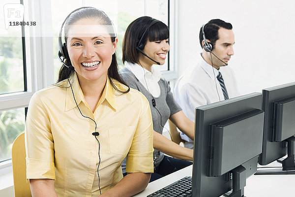 Kundendienstmitarbeiter mit Headset und Computer