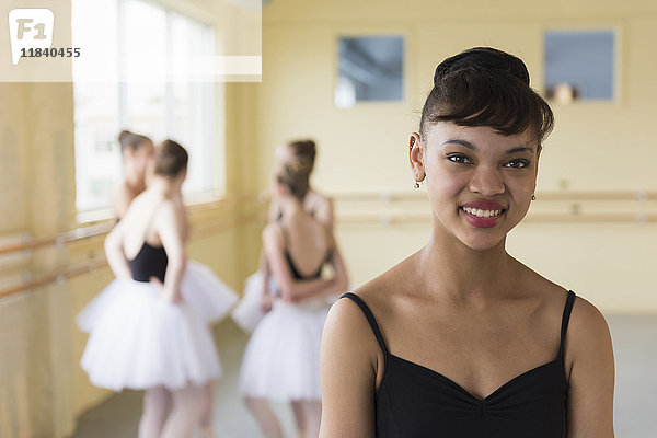 Porträt eines lächelnden Mädchens im Ballettstudio