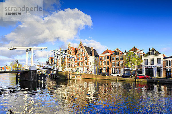 Blauer Himmel und Wolken auf typischen Häusern  die sich in der Gracht des Flusses Spaarne spiegeln  Haarlem  Nordholland  Die Niederlande  Europa