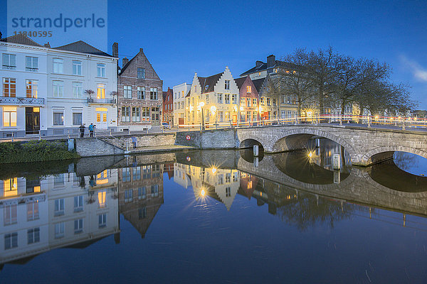 Dämmerungslicht auf den historischen Gebäuden des Stadtzentrums  das sich in den typischen Grachten spiegelt  Brügge  Westflandern  Belgien  Europa