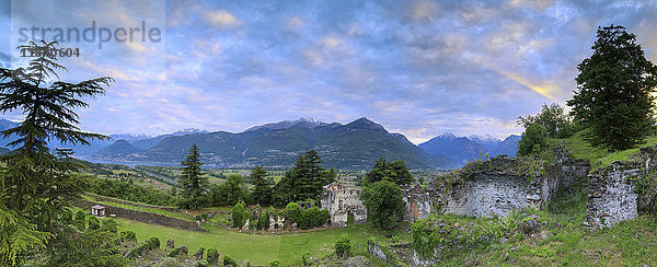 Panorama der antiken Ruinen von Fort Fuentes  eingerahmt von grünen Hügeln in der Morgendämmerung  Colico  Provinz Lecco  Valtellina  Lombardei  Italien  Europa