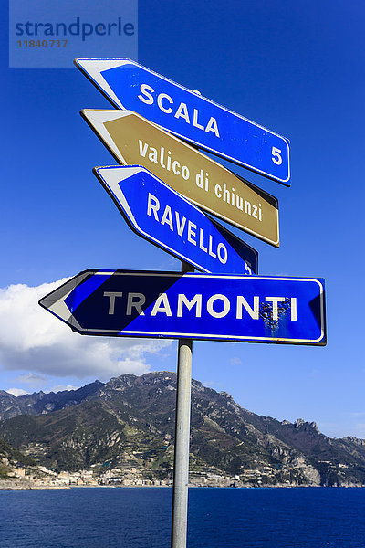 Ikonische Attraktionen der Amalfiküste auf einem Schild an der Küstenstraße  berühmte Straße an der Amalfiküste  UNESCO-Weltkulturerbe  Kampanien  Italien  Europa