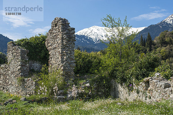 Die antiken Ruinen von Mystras  UNESCO-Weltkulturerbe  und das schneebedeckte Taygetos-Gebirge in der Ferne  Peloponnes  Griechenland  Europa