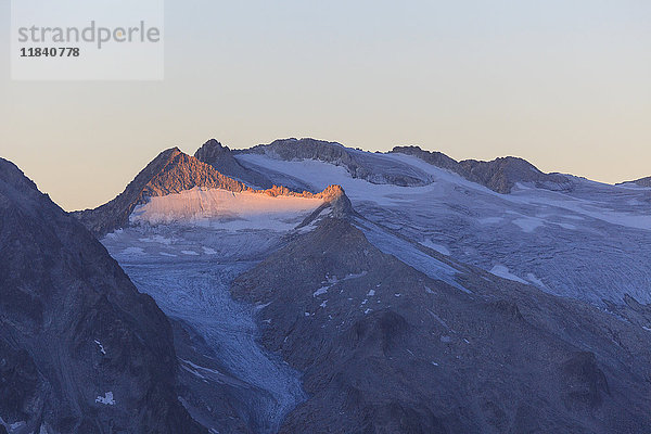 Blick auf den Pisgana-Gletscher und felsige Gipfel in der Morgendämmerung  Valcamonica  Grenze Lombardei und Trentino-Südtirol  Italien  Europa