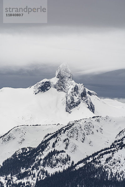 Ein Blick auf Black Tusk vom Gipfel des Whistler Mountain  British Columbia  Kanada  Nordamerika