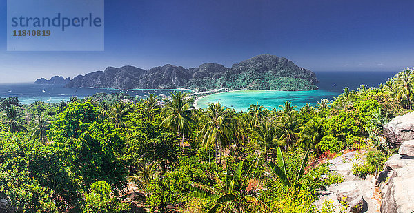 Panorama von Ko Phi Phi Don  schöne tropische Insel in Thailand  Südostasien  Asien