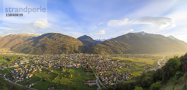 Panorama der Stadt Morbegno bei Sonnenuntergang  Provinz Sondrio  Valtellina  Lombardei  Italien  Europa