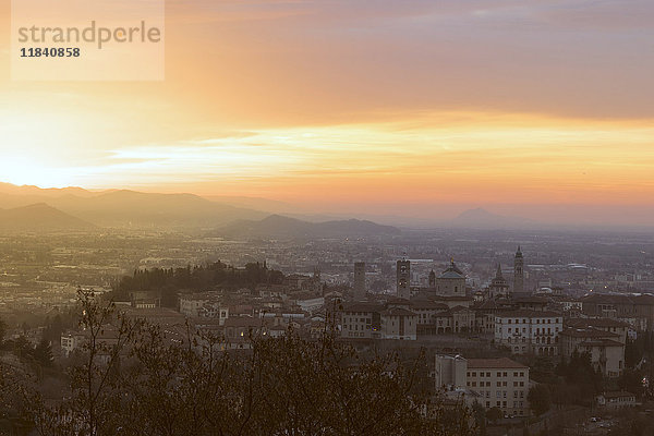 Morgendämmerung über Citta Alta (Obere Stadt)  Bergamo  Lombardei  Italien  Europa