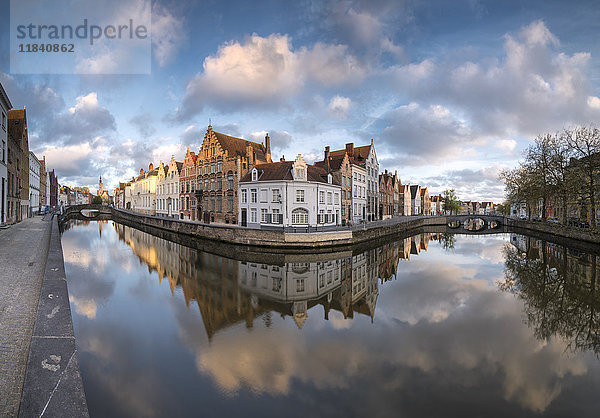 Rosa Wolken in der Morgendämmerung auf dem Belfried und historischen Gebäuden  die sich in der typischen Gracht spiegeln  Brügge  Westflandern  Belgien  Europa
