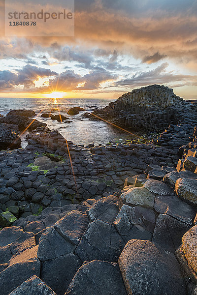 Giants Causeway bei Sonnenuntergang  UNESCO-Weltkulturerbe  County Antrim  Ulster  Nordirland  Vereinigtes Königreich  Europa