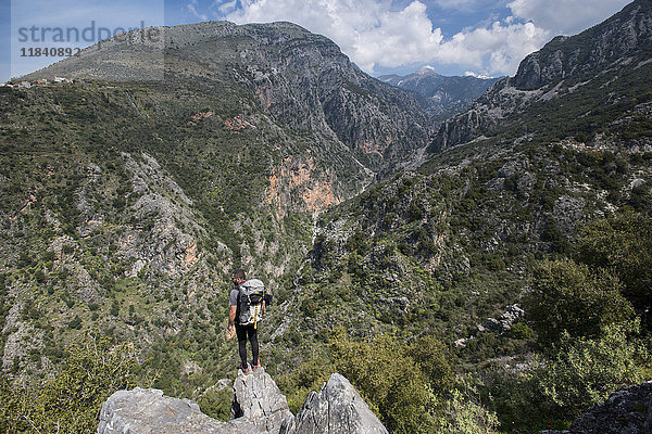 Ein Mann beim Wandern im Taygetos-Gebirge auf der Halbinsel Mani  Peloponnes  Griechenland  Europa