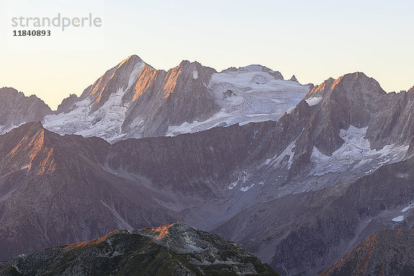 Felsgipfel der Cima Presanella vom Monte Tonale aus gesehen in der Morgendämmerung  Valcamonica  Grenze Lombardei und Trentino-Südtirol  Italien  Europa