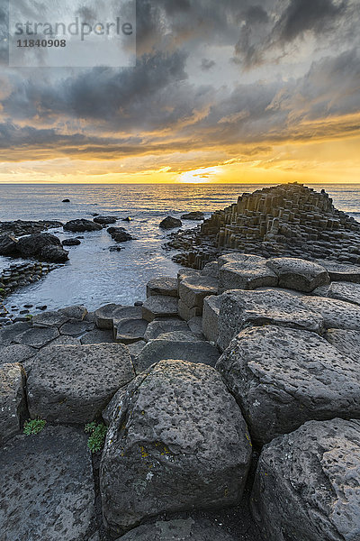 Giants Causeway bei Sonnenuntergang  UNESCO-Weltkulturerbe  County Antrim  Ulster  Nordirland  Vereinigtes Königreich  Europa