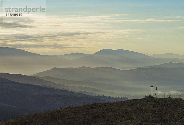 Sonnenaufgang am Apennin an einem Wintertag mit Nebel  Gubbio  Umbrien  Italien  Europa