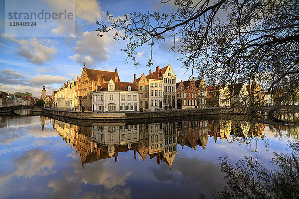 Rosa Wolken in der Morgendämmerung auf dem Belfried und historischen Gebäuden  die sich in der typischen Gracht spiegeln  Brügge  Westflandern  Belgien  Europa