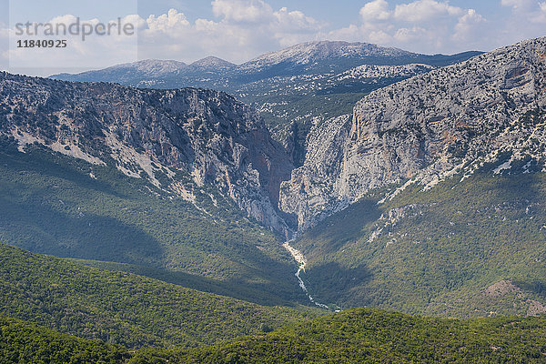 Schroffes Hinterland der Ostküste Sardiniens  Italien  Europa