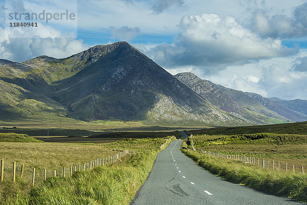 Straße  die durch den Connemara-Nationalpark führt  Grafschaft Galway  Connacht  Republik Irland  Europa