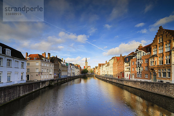 Heller Himmel in der Morgendämmerung auf historischen Gebäuden und Häusern des Stadtzentrums  die sich im Kanal spiegeln  Brügge  Westflandern  Belgien  Europa