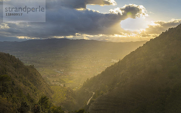 Sonnenuntergang über dem Tal im Winter  Gubbio  Umbrien  Italien  Europa