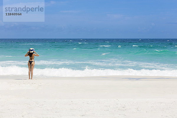 Eine junge Brasilianerin im Bikini am Strand von Arraial do Cabo  Bundesstaat Rio de Janeiro  Brasilien  Südamerika