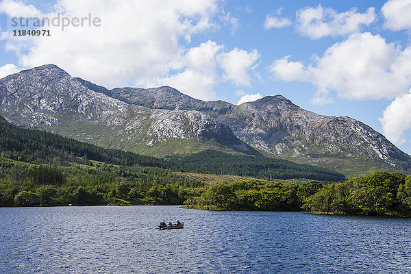 Lough Inagh im Connemara-Nationalpark  Grafschaft Galway  Connacht  Republik Irland  Europa