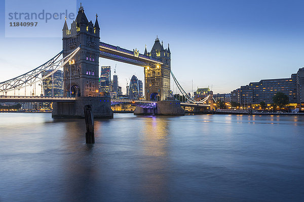 Tower Bridge und City of London Skyline von Butler's Wharf in der Abenddämmerung  London  England  Vereinigtes Königreich  Europa