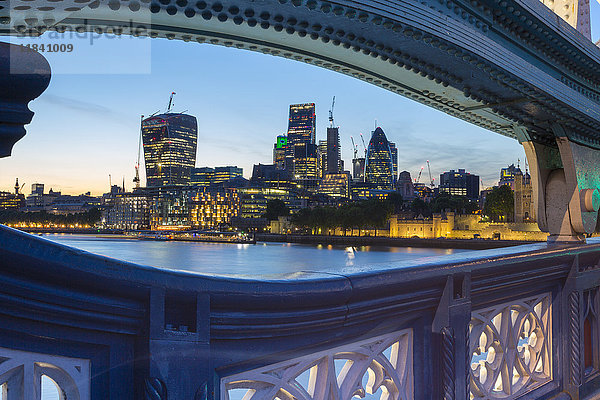 Blick auf die Skyline der Londoner City von der Tower Bridge in der Abenddämmerung  London  England  Vereinigtes Königreich  Europa