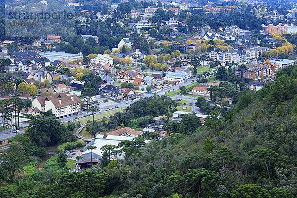 Blick auf die Stadt Campos do Jordao  ein beliebter Wochenendort in den Bergen in der Nähe von Sao Paulo  Brasilien  Südamerika