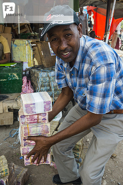 Geldwechsler auf dem Markt von Hargeisa  Somaliland  Somalia  Afrika