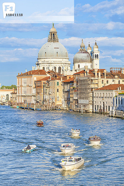Vaporettos (Wassertaxis) fahren an der großen Kirche Santa Maria della Salute vorbei  auf dem Canal Grande  Venedig  UNESCO-Weltkulturerbe  Venetien  Italien  Europa