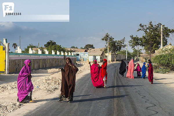 Farbenfroh gekleidete muslimische Frauen in der Küstenstadt Berbera  Somaliland  Somalia  Afrika