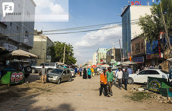 Staubige Straße in Hargeisa  Somaliland  Somalia  Afrika