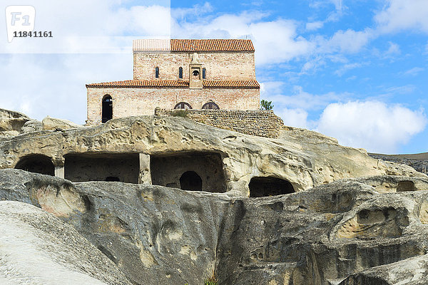 Die christliche Fürstenbasilika aus dem 10. Jahrhundert mit Blick auf Uplistsikhe  die Festung des Herrn  Gori  Bezirk Shida Kartli  Georgien  Zentralasien  Asien