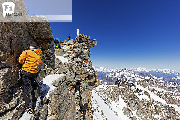 Bergsteiger auf dem Madonna-Gipfel 4059m  Grand Paradiso  Aostatal  Italienische Alpen  Italien  Europa