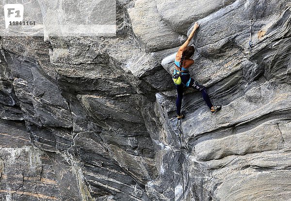 Ein Kletterer erklimmt eine schwierige Route in der Hanshallaren-Höhle  Flatanger  Norwegen  Skandinavien  Europa