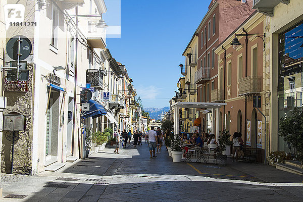 Fußgängerzone von Olbia  Sardinien  Italien  Mittelmeer  Europa