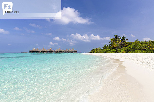 Weißer Sandstrand  klares Meer und Villen über dem Wasser  Coco Palm Resort  Dhuni Kolhu  Baa Atoll  Republik Malediven  Indischer Ozean  Asien