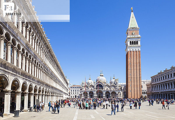Campanile Turm  Markusplatz mit Touristen und Basilica di San Marco  Venedig  UNESCO Weltkulturerbe  Venetien  Italien  Europa