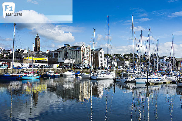 Die Stadt Peel mit ihrem malerischen Hafen  Peel  Isle of Man  Vereinigtes Königreich  Europa