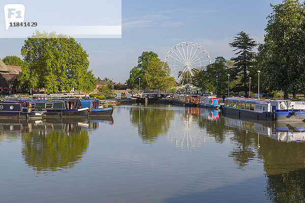 Langboote und Riesenrad auf dem Avon  Stratford upon Avon  Warwickshire  England  Vereinigtes Königreich  Europa