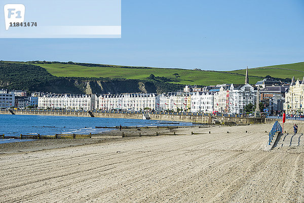 Strand an der Strandpromenade von Douglas  Isle of Man  Kronabhängigkeit des Vereinigten Königreichs  Europa